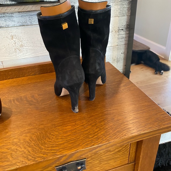 Stuart Weitzman ankle boots! Classy and Comfortable! - Picture 4 of 5